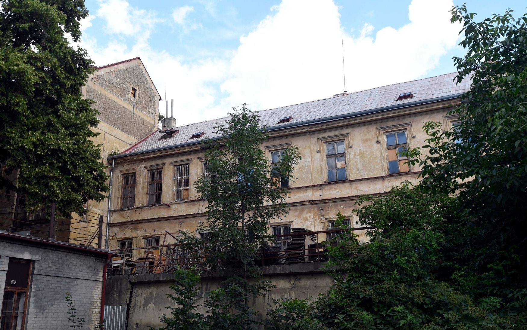Usedlost Petynka na Břevnově, která již více než deset let chátrá i kvůli sporu ministerstva obrany s nadačním fondem Vincentinum