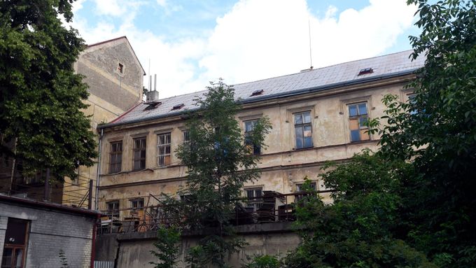 Usedlost Petynka na Břevnově, která již více než deset let chátrá i kvůli sporu ministerstva obrany s nadačním fondem Vincentinum
