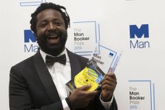 Man Bookerovu cenu vyhrál poprvé autor z Jamajky s knihou o atentátu na Boba Marleyho