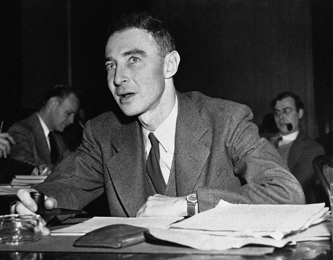 Oppenheimer při vystoupení 5. prosince 1945 před senátním výborem pro atomovou energii ve Washingtonu, v němž odmítal veřejně odhadnout škody z exploze atomové bomby.