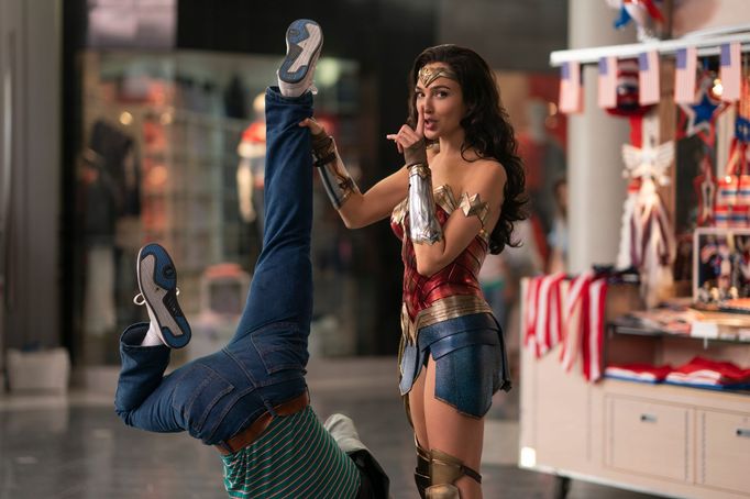 Gal Gadotová na snímku z Wonder Woman 1984.