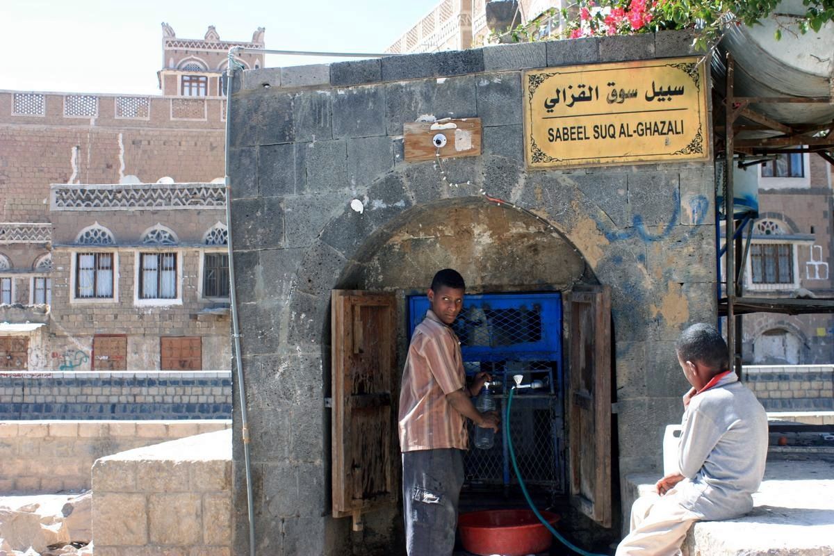 Jemen - děti čerpají vodu