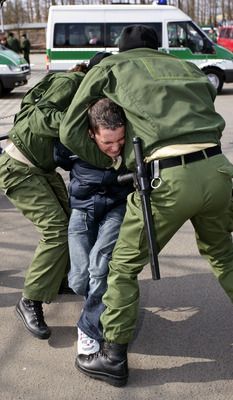 Němečtí policisté se cvičí na hooligans.