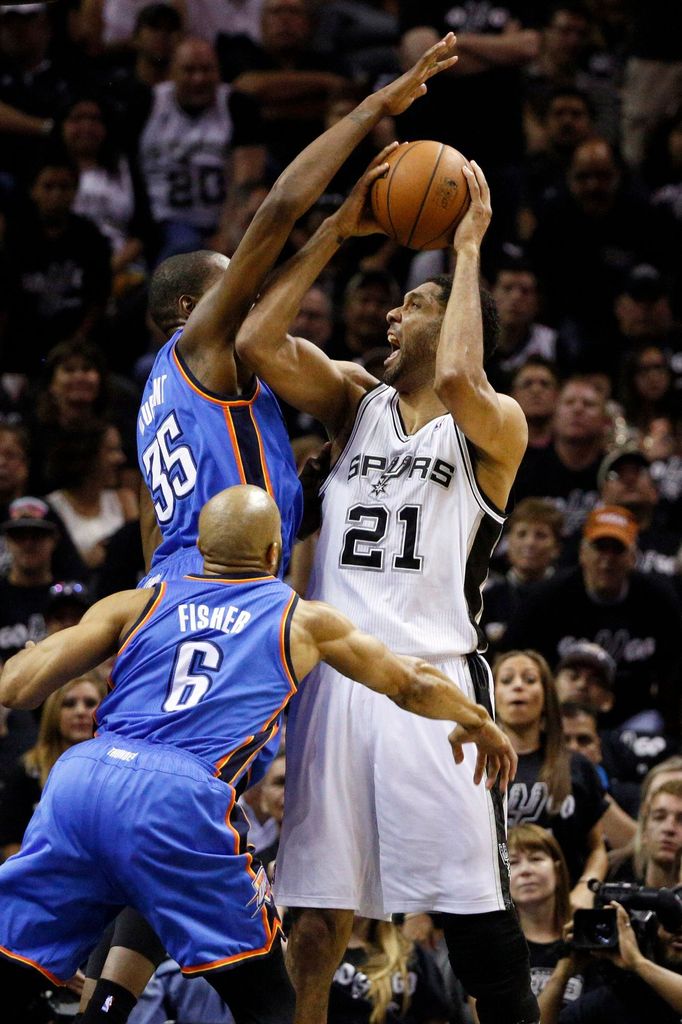 Tim Duncan ze San Antonia a Kevin Durant z Oklahomy v souboji