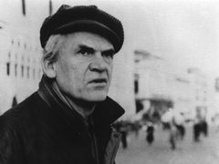 Milan Kundera na archivním snímku.