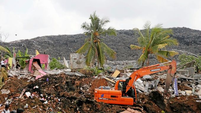 Vojáci a záchranáři ve srílanském Colombu prohledávají horu odpadků, která zavalila desítky domů na předměstí.