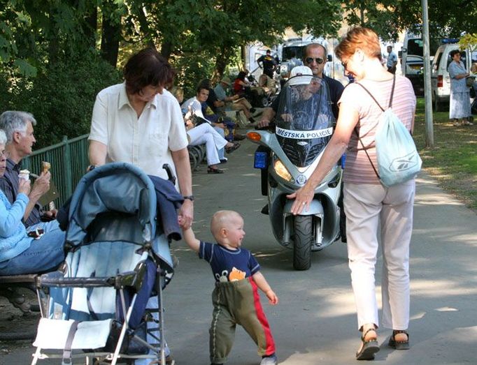 Děti mohly pozorovat jak se rozhánějí matky s kočárky