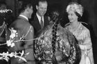 Výstup na Everest se uskutečnil pouhé tři dny před korunovací britské královny Alžběty II. a mnozí jej tak považovali za korunovační dar. Všichni členové britské výpravy dostali od nové královny korunovační medaili a Johnu Huntovi s Edmundem Hillarym byl udělen Řád britského impéria.