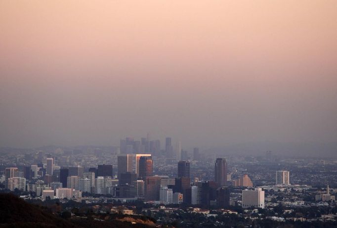 Century City and downtown Los Angeles are seen through the smog in this December 31, 2007 file photo. California is set to unveil a new weapon in its fight against global climate change November 14, 2012 when it holds its first sale of carbon emissions permits - a landmark experiment that it hopes will serve as a model for other U.S. states and the federal government. REUTERS/Lucy Nicholson/Files (UNITED STATES - Tags: ENVIRONMENT SOCIETY) Published: Lis. 14, 2012, 5:43 odp.