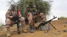 Malian soldiers with their faces covered sit on a bench in the recently recaptured town of Gao January 27, 2013. French and Malian troops retook the major Saharan trading towns of Gao and Timbuktu from Islamist rebels at the weekend. Picture taken January 27, 2013. REUTERS/Adama Diarra (MALI - Tags: POLITICS CIVIL UNREST MILITARY TPX IMAGES OF THE DAY) Published: Led. 31, 2013, 9:37 dop.