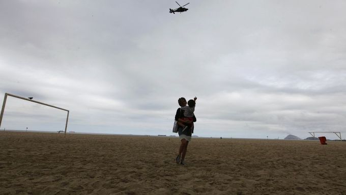 Záběr na známou pláž Copacabana v Riu, nad kterou hlídkuje v rámci bezpečnostních opatření kvůli summitu policejní vrtulník.