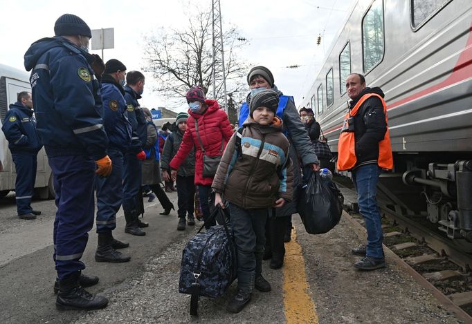 Obyvatelé separatisty kontrolovaných oblastí na východě Ukrajiny se evakuují.