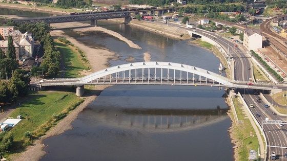 Fotky z Ústí: Sucho v praxi. Přes půlku Labe projdete pěšky