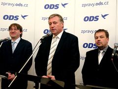 ODS oznámila, že se rozhodla přerušit jednání o vládě s ČSSD. "Co to znamená, se uvidí v následujících dnech," uvedl po jednání předseda ODS Mirek Topolánek.