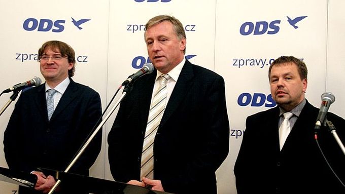 ODS oznámila, že se rozhodla přerušit jednání o vládě s ČSSD. "Co to znamená, se uvidí v následujících dnech," uvedl po jednání předseda ODS Mirek Topolánek.