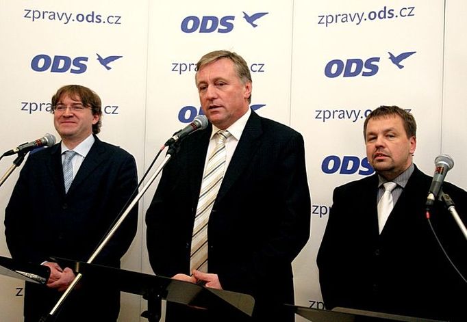 ODS oznámila, že se rozhodla přerušit jednání o vládě s ČSSD. "Co to znamená, se uvidí v následujících dnech," uvedl po jednání předseda ODS Mirek Topolánek.