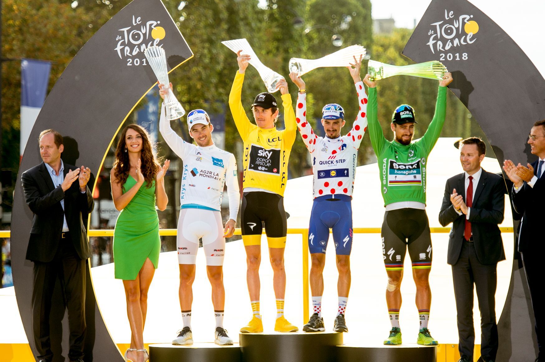 cyklistika, Tour de France 2018, celkový vítěz Geraint Thomas (ve žlutém) a majitelé dalších trikotů s trofejemi