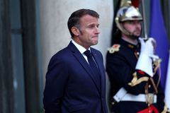 Francouzský premiér Bayrou předal prezidentu Macronovi svou demisi