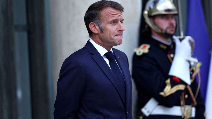 Francouzský prezident Emmanuel Macron čeká na příjezd hosta v Elysejském paláci v Paříži, Francie, 27. srpna 2025.