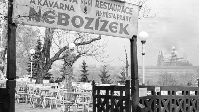 Idylka v zahradní restauraci Nebozízek na Petříně, rok 1941.