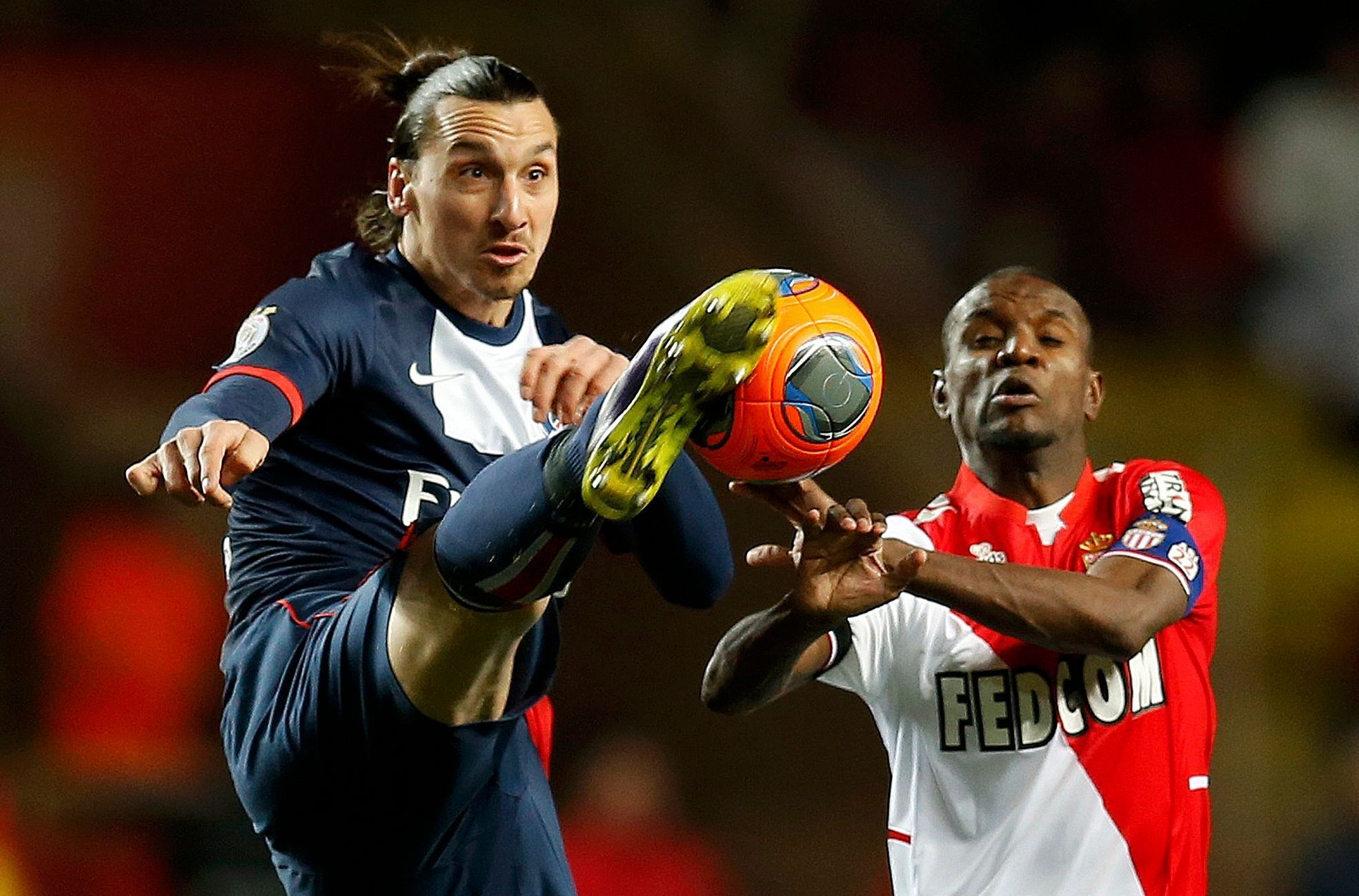 Ibrahimovič vs Abidal v zápase francouzské ligy Monako - PSG