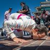 Helio Castroneves slaví triumf ve 105. ročníku závodu Indianapolis 500
