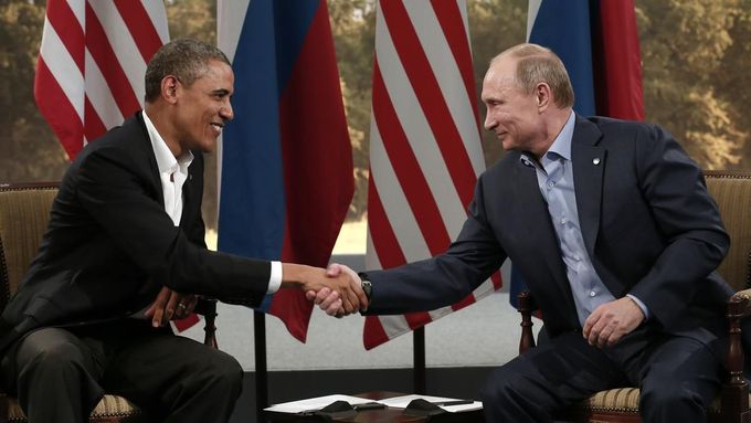Obama a Putin na summitu G8 v Belfastu