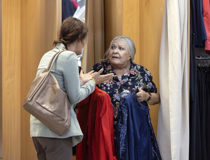 Lenka Vlasáková v roli Hany a Jiřina Bohdalová jako Olga.