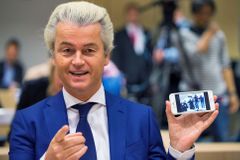 Komplikace pro volební klání s Wildersem. Z nizozemské vlády kvůli skandálu rezignoval ministr