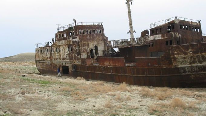 Na místě bývalého jezera leží vraky sovětských lodí.