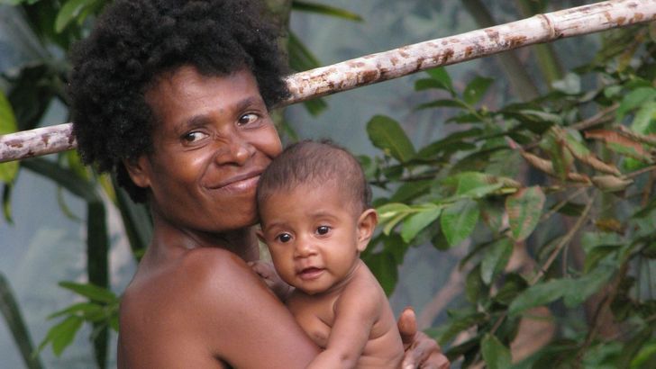Papua Nová Guinea - žena s miminkem