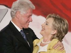 Součásná ministryně zahraničí Spojených států Hillary Clintonová a její manžel, bývalý prezident Spojených států Bill Clinton