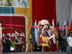 Bulharská výškařka Venevová se neúspěšně pokouší o světový halový rekord - 209 cm.