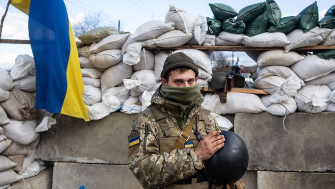Ukrajinci budují opevněné pozice po celé zemi. Snímek je z Žytomyru v Kyjevské oblasti. Podobné posty rostou i na Zakarpatské Ukrajině, někdejší Podkarpatské Rusi.