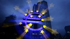Znak eura před Evropskou centrální bankou