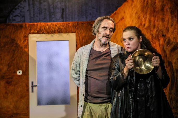 Jan Kolařík jako Dežo a Markéta Matulová.