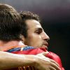 Xabi Alonso a Cesc Fabregas slaví gól během čtvrtfinálového utkání Španělska s Francií na Euru 2012