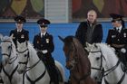 Vladimir Putin v předvečer MDŽ pogratuloval policistkám a projel se s nimi na koni