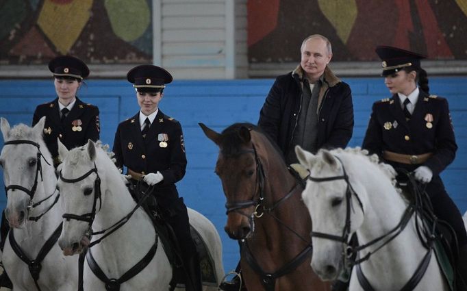 Ruský prezident Vladimir Putin se projel na koni ve společnosti příslušnic jízdního praporu moskevské policie.