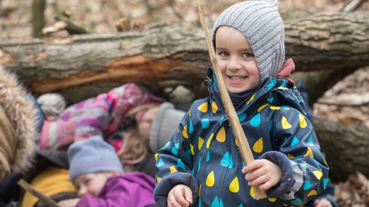 Vylézt na strom a vyřezat si meč. Lesní školka chystá děti jednoduše na složitý svět; Zdroj foto: Jakub Plíhal