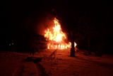 V objektu hasiči našli jedno ohořelé tělo, škodu odhadli na čtyři miliony korun. Mluvčí hasičů Martina Götzová uvedla, že jde o největší požár v Krkonoších od požáru louky u Labské boudy na hřebenech Krkonoš loni v listopadu.