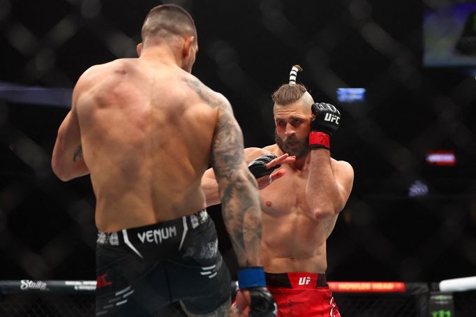 Jiří Procházka (v červených trenkách) při souboji s Aleksandarem Rakičem v rámci UFC 300