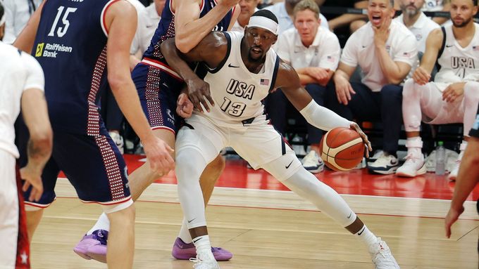 Americký basketbalista Bam Adebayo v přípravném zápase proti Srbsku před OH 2024 ve Francii