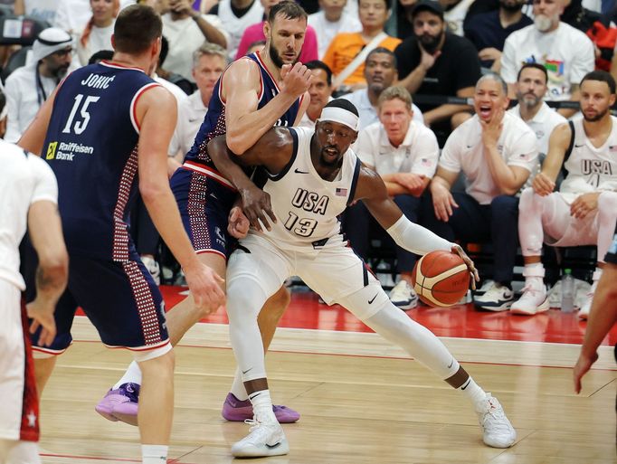 Americký basketbalista Bam Adebayo v přípravném zápase proti Srbsku před OH 2024 ve Francii