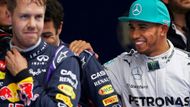 Lewis Hamilton (vpravo) se raduje z třetího pole position v sezoně, když pokořil oba jezdce Red Bullu.