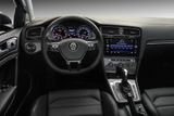 Páčka stěračů a výstražná světla mají u Volkswagenu Golf konvenční konstrukci a dotykový panel pro funkce světel se v testu ukázal jako snadno pochopitelný a dobře ovladatelný. Díky velkým dotykovým plochám, srozumitelné struktuře menu a vysoko umístěnému displeji, který je nakloněný směrem k řidiči, zvládli testeři obsluhu funkcí infotainmentu velmi dobře.
Kritiku si ale vysloužily v některých případech opožděné reakce systému. Golf má také z celé šestice nejhůře vyřešené ovládání klimatizace, které probíhá převážně přes dotykový displej. Dotyková ploška pro nastavení teploty není v noci osvětlená, a je tak řidiči k ničemu.