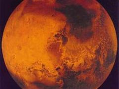 Mars Global Surveyor je nejdéle sloužící sondou na orbitě Marsu. Vedle obou zmíněných družic povrch planety snímkují další dvě: americká Mars Odyssey a evropská Mars Express.