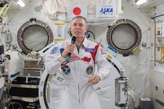 Musí se na ISS uklízet? Umíte se operovat? ptají se české děti astronauta Feustela