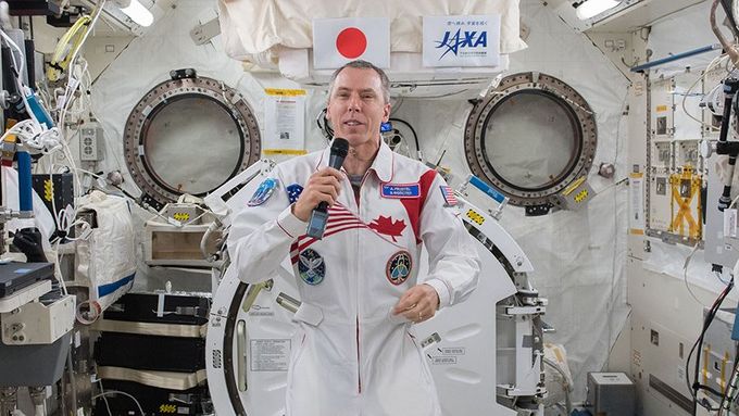"Je ostudné a urážlivé, že někdo ztrácí čas podobnými úvahami," prohlásil Andrew Feustel po ruském obvinění, že Sojuz jim poničil americký astronaut s vrtačkou.