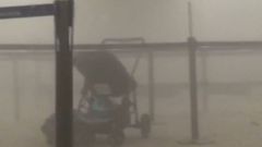 Videozáznam natočený na bruselském letišti několik sekund po výbuchu